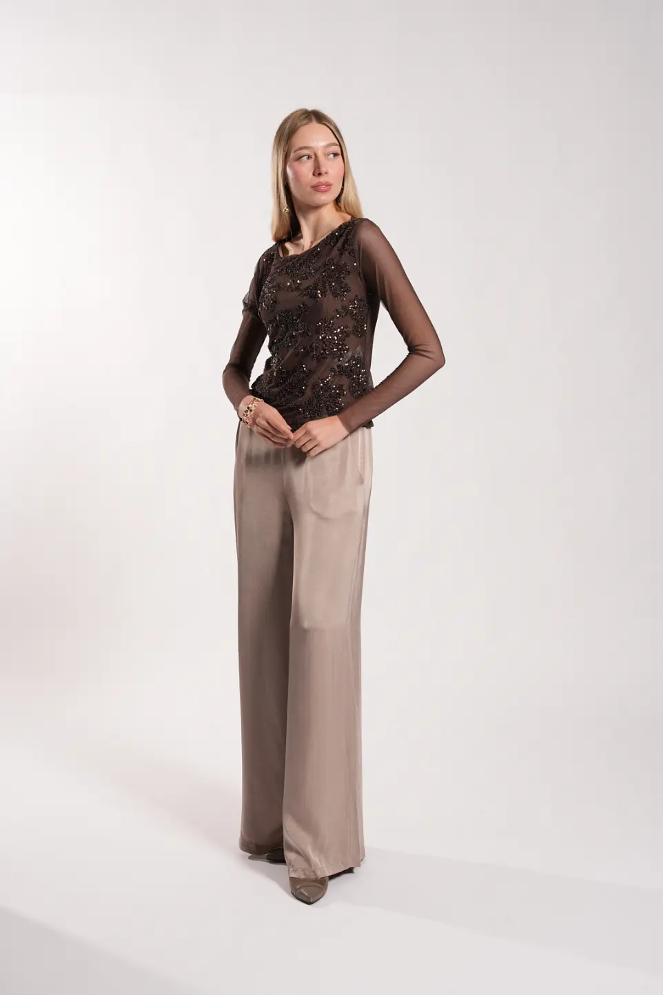 modella-maglia-in tulle-ricamato-stello